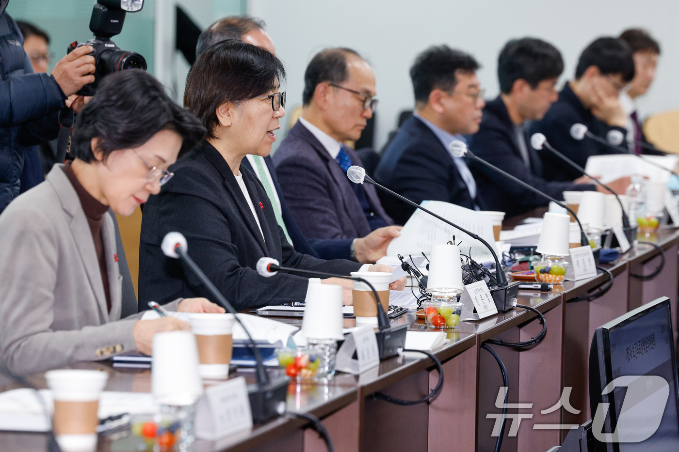 (서울=뉴스1) 안은나 기자 = 정은경 보건복지부 장관이 27일 오후 서울 서초구 국제전자센터에서 열린 제5차 보건의료정책심의위원회에 참석해 인사말을 하고 있다. 2026.1.27 …