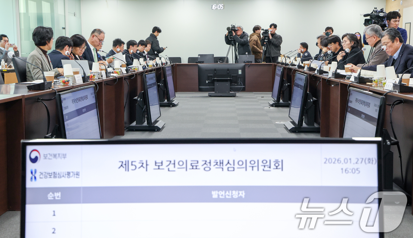 (서울=뉴스1) 안은나 기자 = 정은경 보건복지부 장관, 김택우 대한의사협회장 등이 27일 오후 서울 서초구 국제전자센터에서 열린 제5차 보건의료정책심의위원회에 참석해 비공개 전환 …