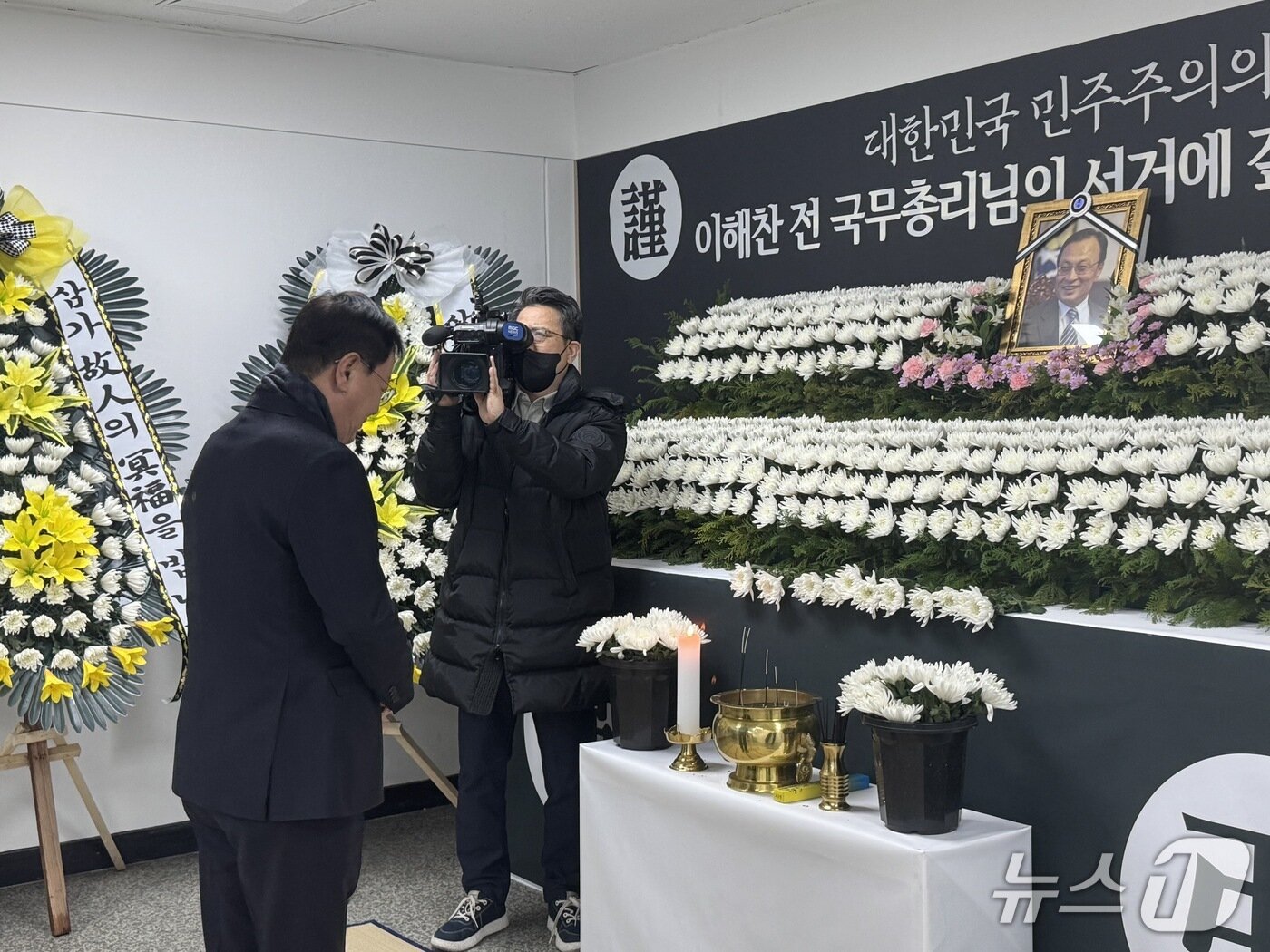 본문 이미지 - 이은권 국민의힘 대전시당위원장이 분향소를 찾아 추모하고 있다.(대전시당 제공. 재판매 및 DB금지)/뉴스1