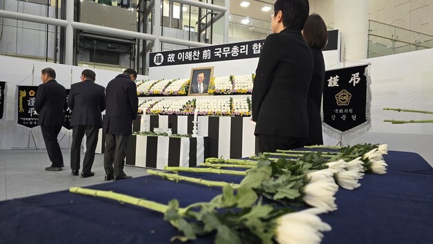 "세종시 만든 거목" 고 이해찬 전 총리 합동분향소 추모 발길