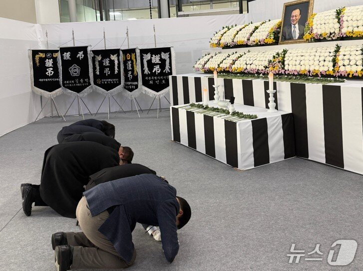 본문 이미지 -  27일 세종시청 1층 로비에 마련된 고 이해찬 전 국무총리 합동 분향소. / 뉴스1