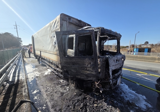 논산 국도서 달리던 8.5톤 윙바디에 불…차량 전소