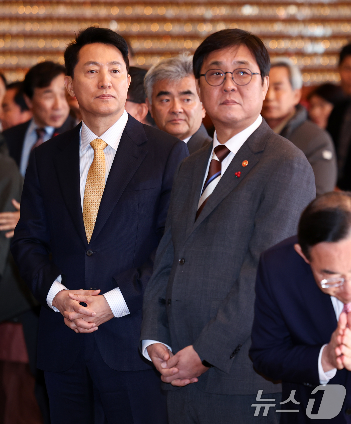 (서울=뉴스1) 최지환 기자 = 오세훈 서울시장(왼쪽), 최휘영 문화체육관광부 장관이 27일 오후 서울 종로구 조계사에서 열린 한국불교지도자 신년하례법회에 자리해 있다. 2026. …