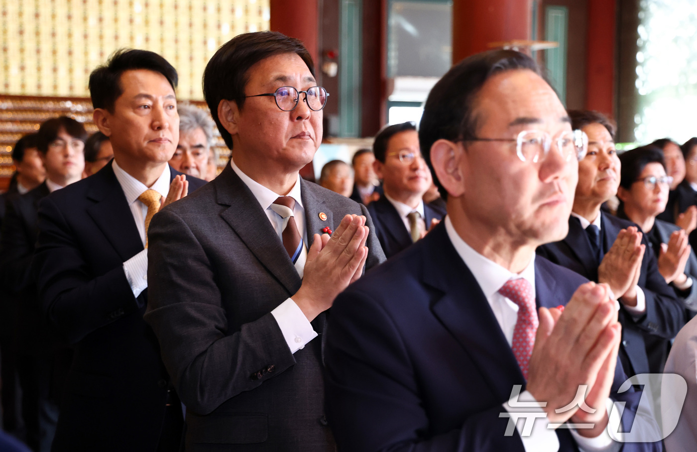 (서울=뉴스1) 최지환 기자 = 오세훈 서울시장(왼쪽부터), 최휘영 문화체육관광부 장관, 주호영 국회 부의장이 27일 오후 서울 종로구 조계사에서 열린 한국불교지도자 신년하례법회에 …