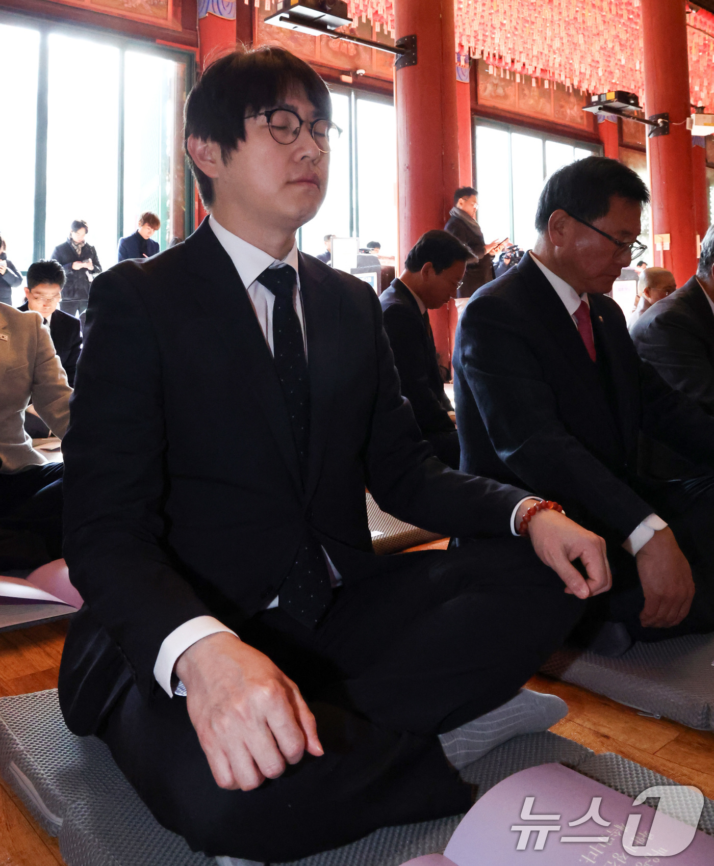 (서울=뉴스1) 최지환 기자 = 하정우 AI미래기획수석이 27일 오후 서울 종로구 조계사에서 열린 한국불교지도자 신년하례법회에서 선명상을 하고 있다. 2026.1.27/뉴스1