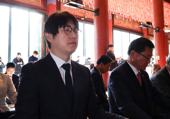 李 "하정우, 작업에 넘어가면 안돼" 속내는…러브콜 쇄도 속 주목