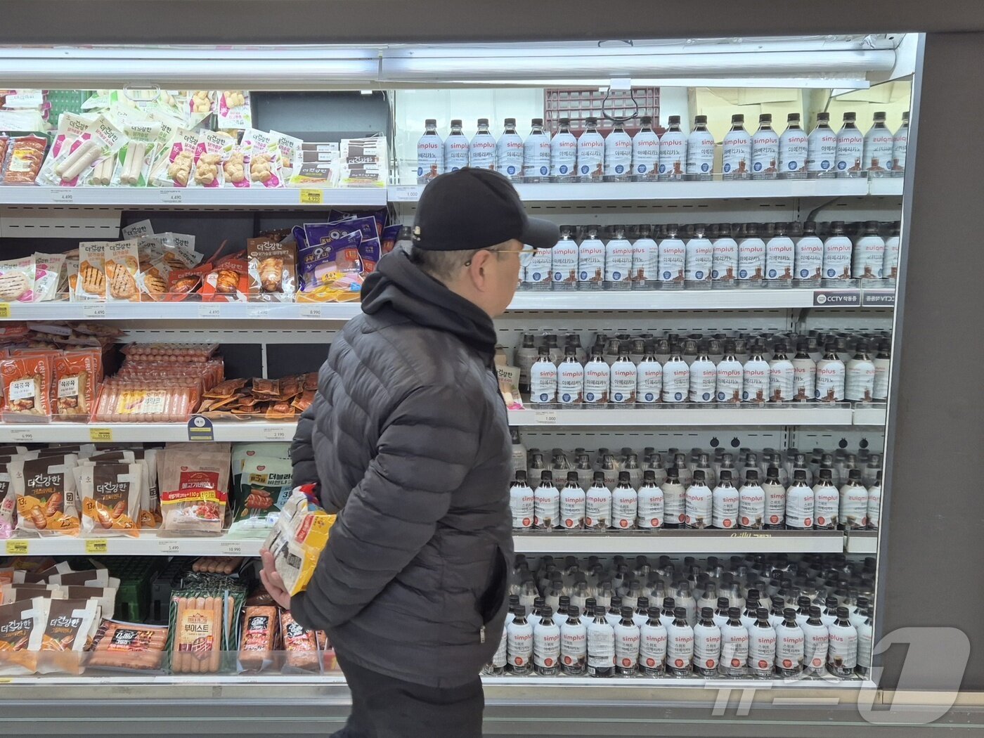 본문 이미지 - 한 시민이 홈플러스의 일부 매대를 바라보고 있다. 해당 매대엔 홈플러스 PB 상품만이 진열돼 있다. ⓒ 뉴스1 박정현 기자