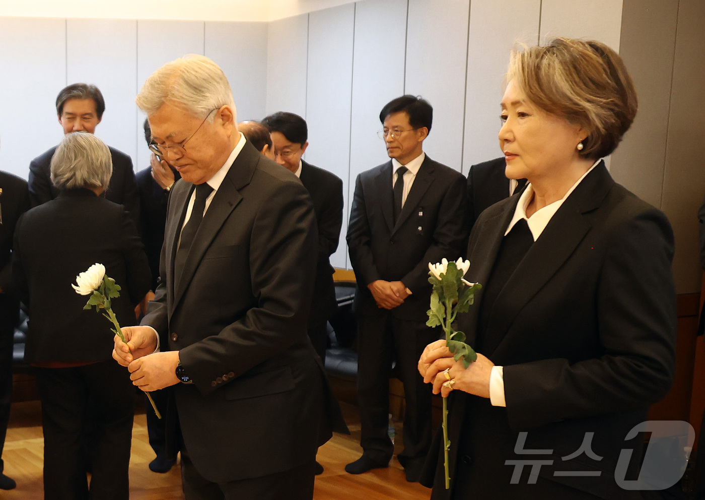(서울=뉴스1) 사진공동취재단 = 문재인 전 대통령과 김정숙 여사가 27일 오후 서울 종로구 서울대학교병원 장례식장에 마련된 고 이해찬 민주평화통일자문회의 수석부의장의 빈소를 찾아 …