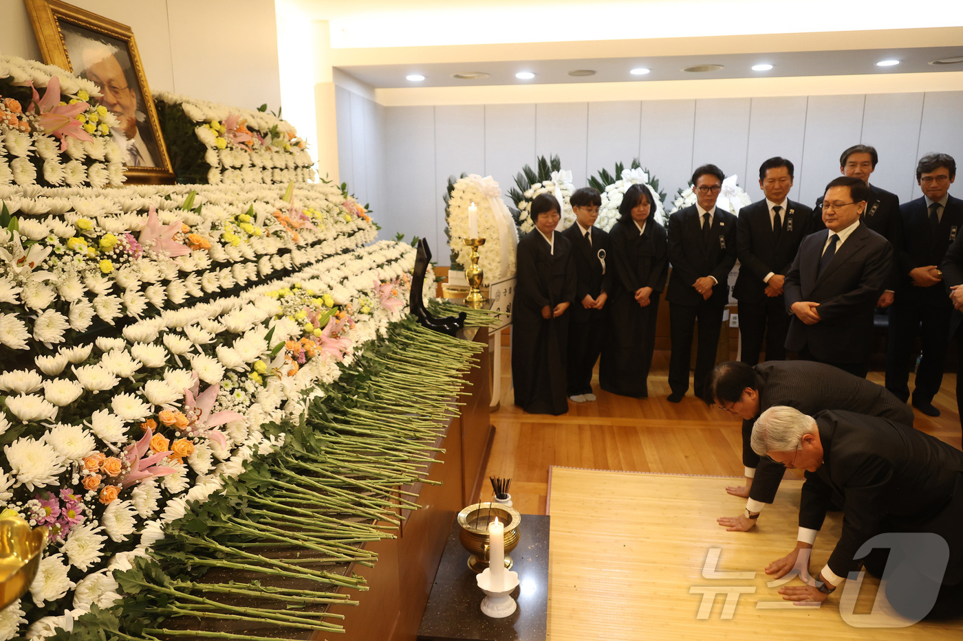 (서울=뉴스1) 사진공동취재단 = 문재인 전 대통령과 김정숙 여사가 27일 오후 서울 종로구 서울대학교병원 장례식장에 마련된 고 이해찬 민주평화통일자문회의 수석부의장의 빈소를 찾아 …