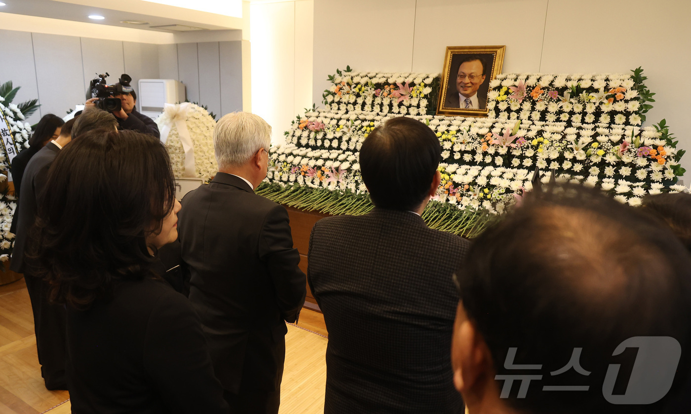 (서울=뉴스1) 사진공동취재단 = 문재인 전 대통령과 김정숙 여사가 27일 오후 서울 종로구 서울대학교병원 장례식장에 마련된 고 이해찬 민주평화통일자문회의 수석부의장의 빈소를 찾아 …