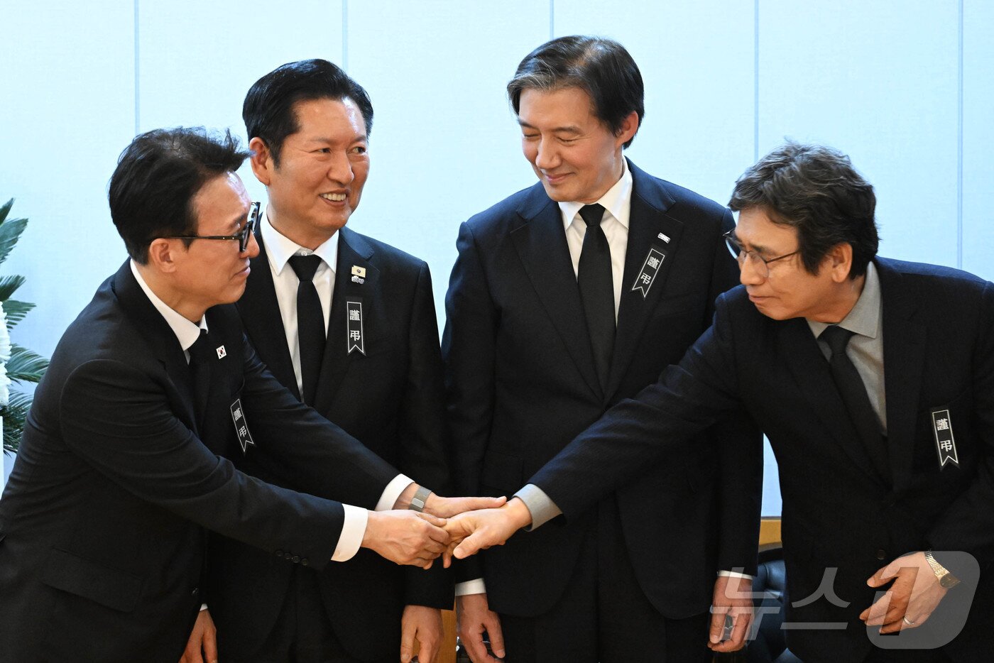 본문 이미지 - 김민석 당시 국무총리가 1월 27일 서울 종로구 서울대학교병원 장례식장에 마련된 이해찬 민주평화통일자문회의 수석부의장의 빈소에서 정청래 더불어민주당 당시 대표, 조국 조국혁신당 당시 대표, 유시민 작가와 대화하고 있다. 2026.1.27 ⓒ 뉴스1 사진공동취재단