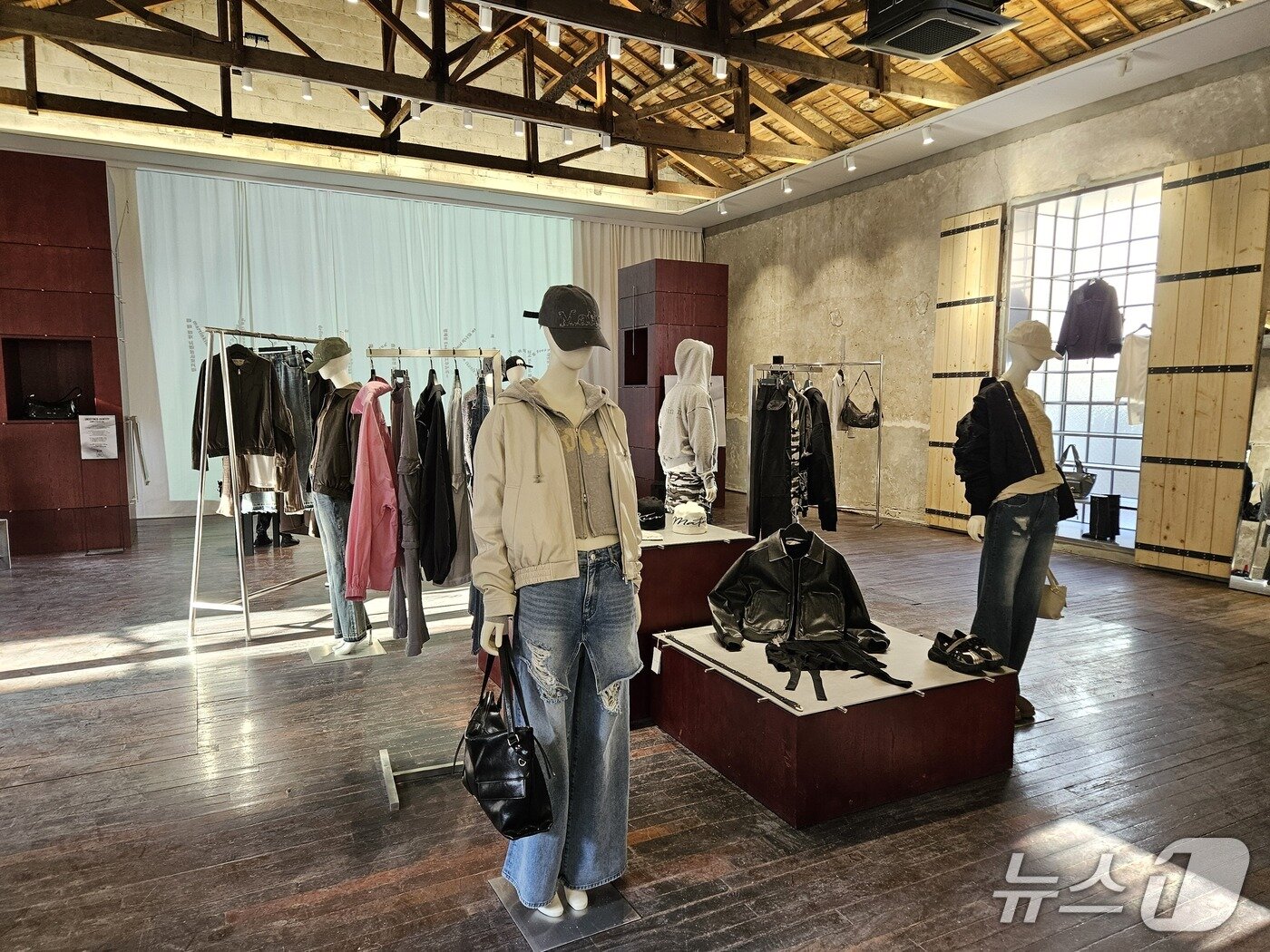 본문 이미지 - 마뗑킴 성수 플래그십 스토어 내부 모습.ⓒ 뉴스1/김진희 기자.