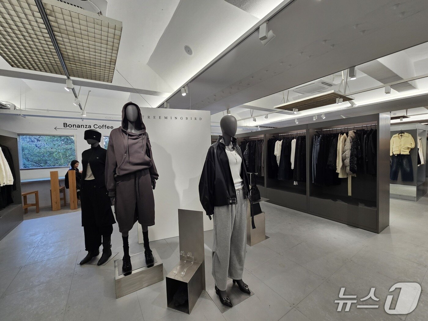 본문 이미지 - 마뗑킴 성수 플래그십 스토어 내부 모습.ⓒ 뉴스1/김진희 기자.