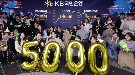 코스피, 사상 첫 종가 기준 5000선 돌파