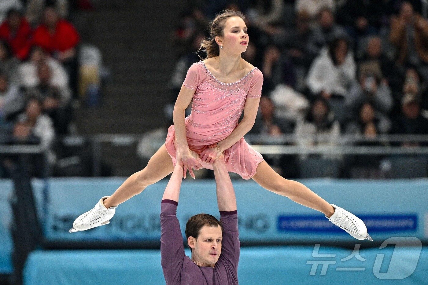 본문 이미지 - 페어 스케이팅의 리프트 동작.  ⓒ AFP=뉴스1