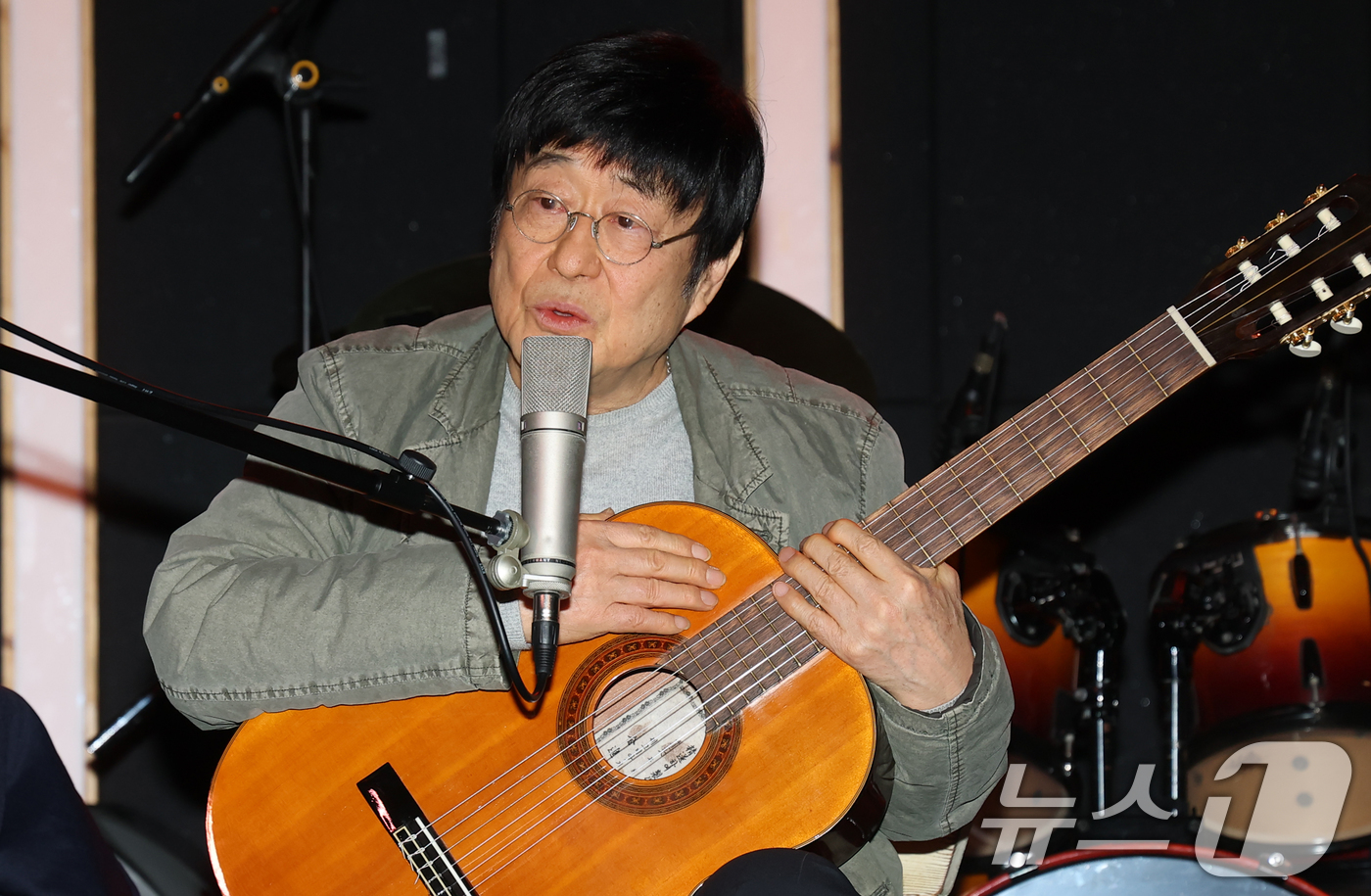 (서울=뉴스1) 권현진 기자 = 김창완밴드가 27일 오후 서울 종로구 복화문화예술공간에무에서 가진 싱글 'Seventy(세븐티)' 발매 기념 및 전국투어 기자간담회에서 인사말을 하 …