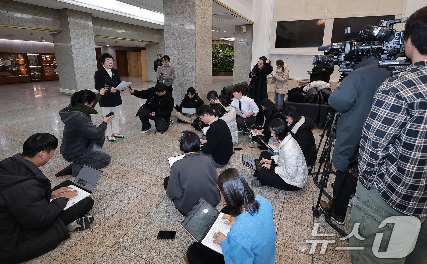 (서울=뉴스1) 김성진 기자 = 신동원 서울시의회 윤리특별위원회 위원장이 27일 서울 중구 서울시의회에서 열린 '공천헌금 의혹' 김경 시의원에 대한 윤리특별위원회 회의를 마친 후 …