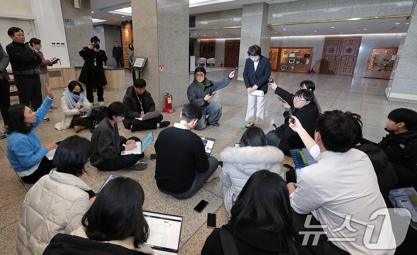 (서울=뉴스1) 김성진 기자 = 신동원 서울시의회 윤리특별위원회 위원장이 27일 서울 중구 서울시의회에서 열린 '공천헌금 의혹' 김경 시의원에 대한 윤리특별위원회 회의를 마친 후 …