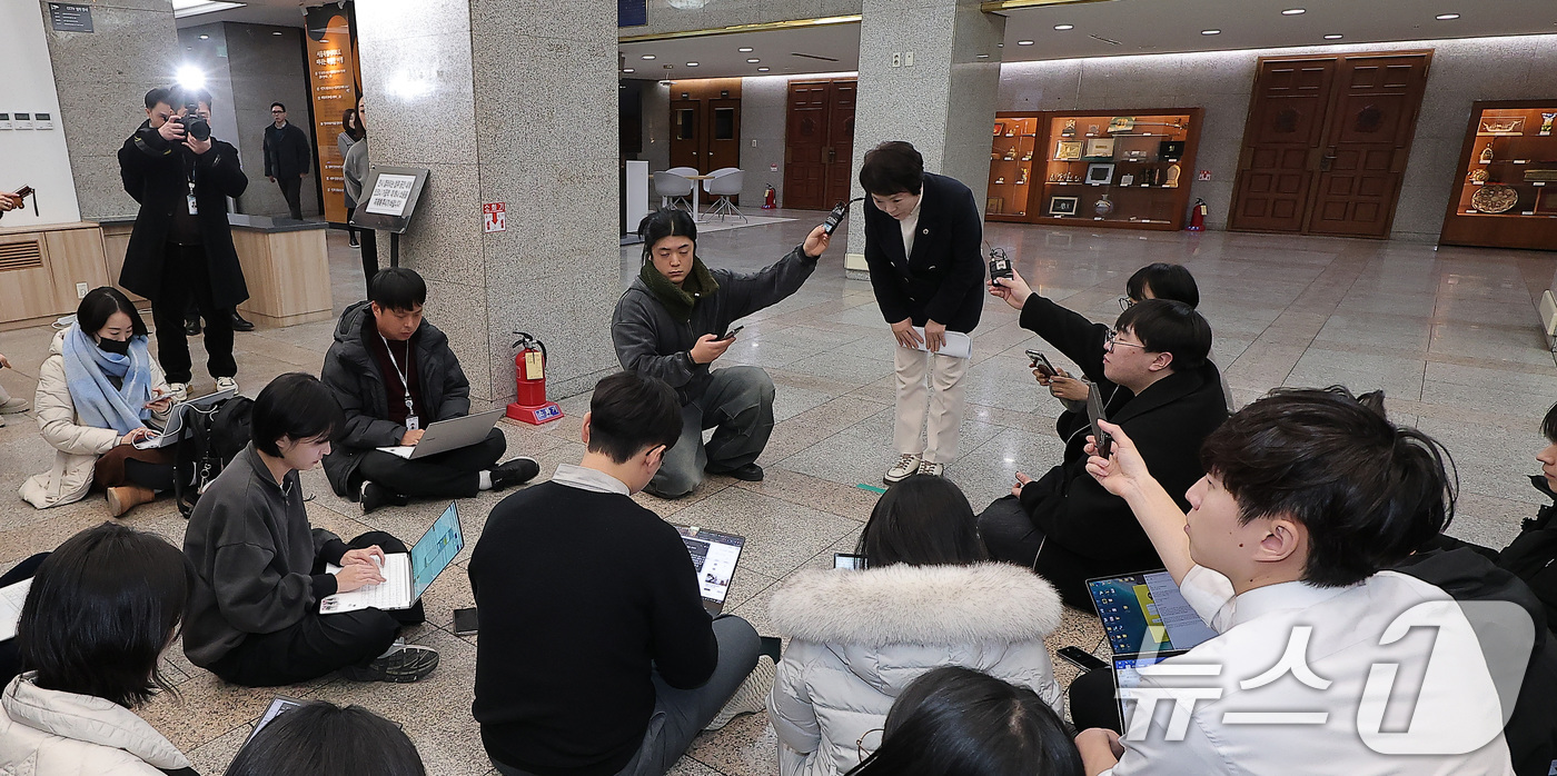 (서울=뉴스1) 김성진 기자 = 신동원 서울시의회 윤리특별위원회 위원장이 27일 서울 중구 서울시의회에서 열린 '공천헌금 의혹' 김경 시의원에 대한 윤리특별위원회 회의를 마친 후 …