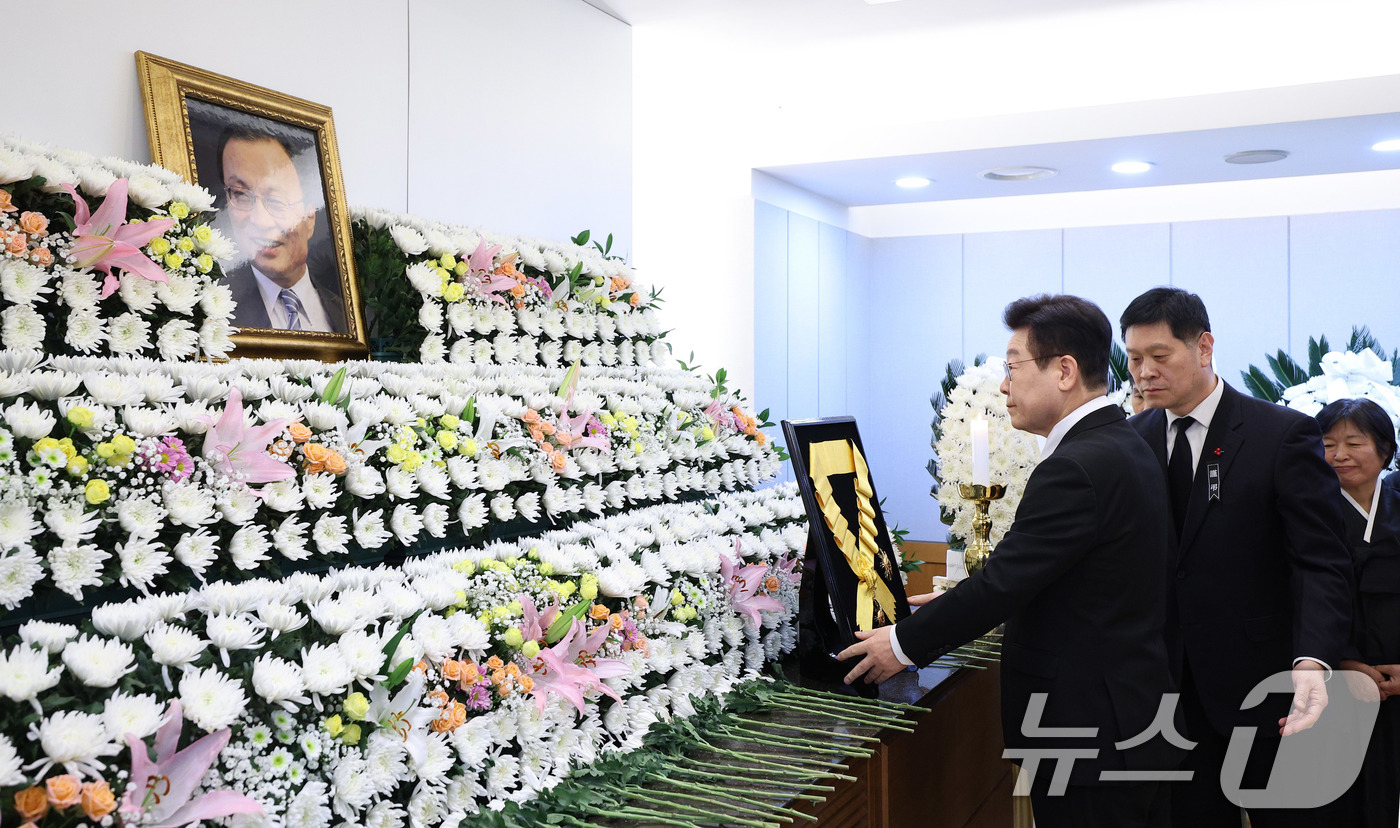 (서울=뉴스1) 이재명 기자 = 이재명 대통령이 27일 서울 종로구 서울대학교병원 장례식장에 마련된 故 이해찬 전 국무총리(민주평화통일자문회의 수석부의장)의 빈소에서 국민훈장 무궁 …