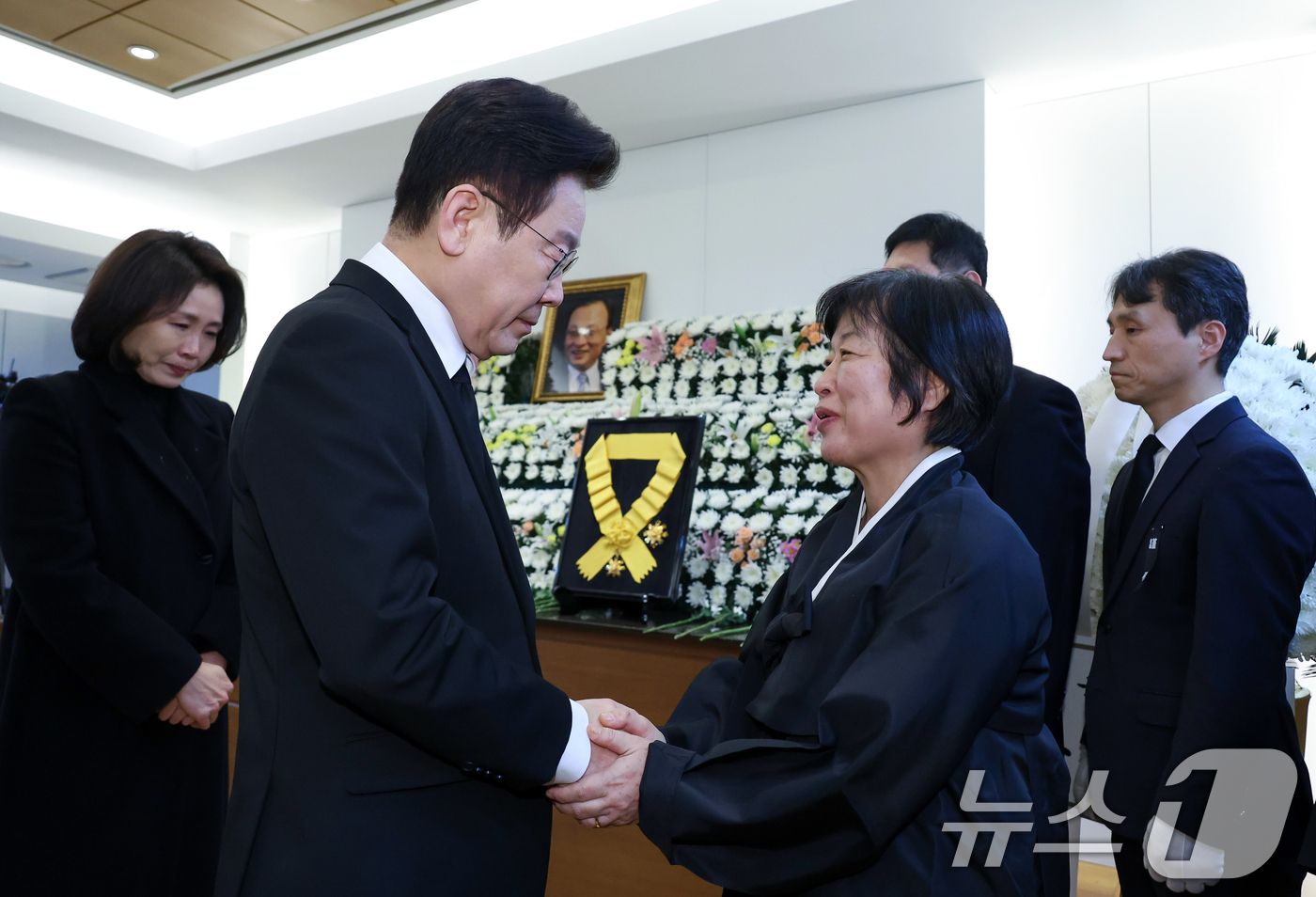 (서울=뉴스1) 이재명 기자 = 이재명 대통령이 27일 서울 종로구 서울대학교병원 장례식장에 마련된 故 이해찬 전 국무총리(민주평화통일자문회의 수석부의장)의 빈소에서 조문을 마친 …