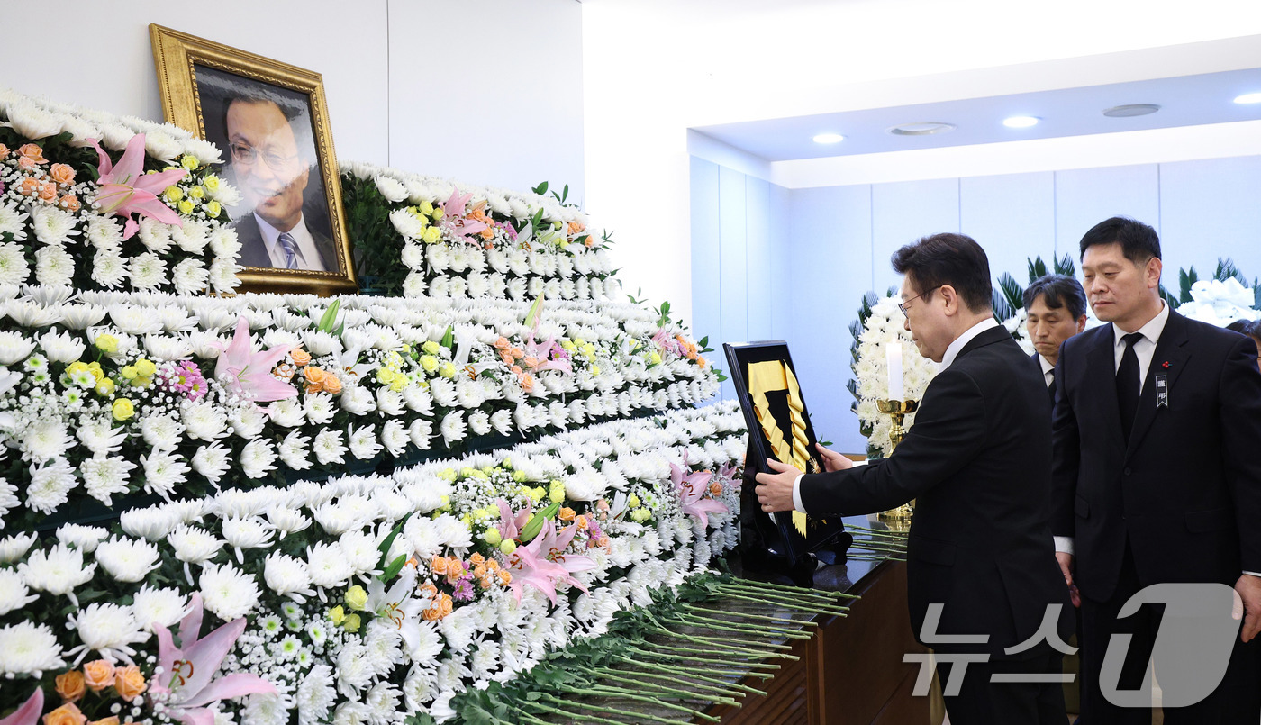(서울=뉴스1) 이재명 기자 = 이재명 대통령이 27일 서울 종로구 서울대학교병원 장례식장에 마련된 故 이해찬 전 국무총리(민주평화통일자문회의 수석부의장)의 빈소에서 국민훈장 무궁 …