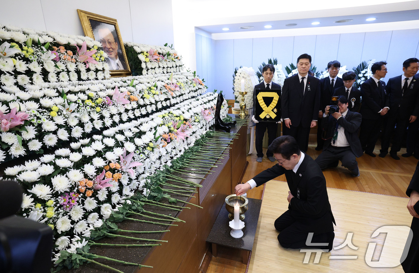 (서울=뉴스1) 이재명 기자 = 이재명 대통령이 27일 서울 종로구 서울대학교병원 장례식장에 마련된 故 이해찬 전 국무총리(민주평화통일자문회의 수석부의장)의 빈소에서 조문을 하고 …