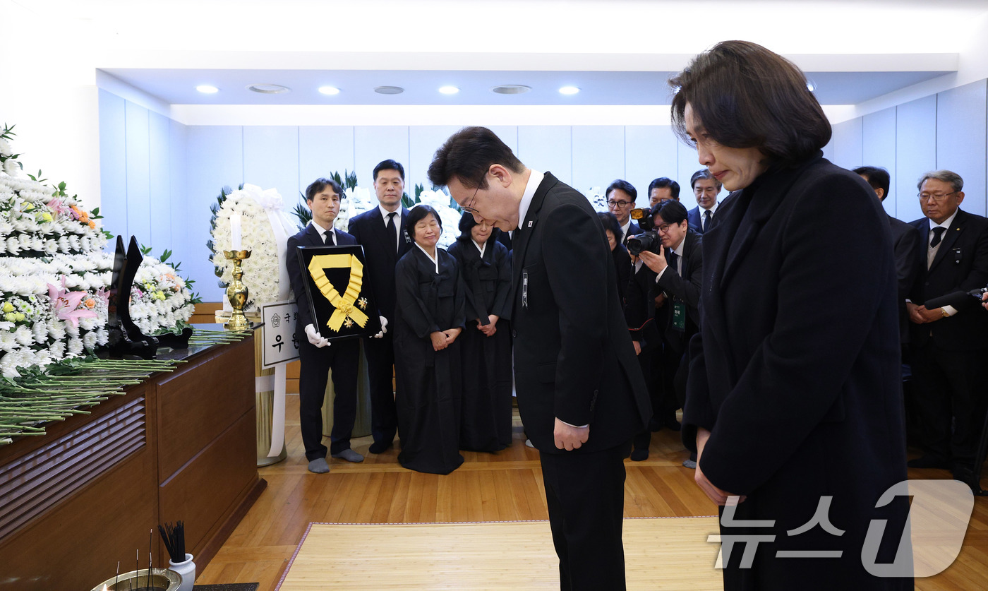(서울=뉴스1) 이재명 기자 = 이재명 대통령과 김혜경 여사가 27일 서울 종로구 서울대학교병원 장례식장에 마련된 故 이해찬 전 국무총리(민주평화통일자문회의 수석부의장)의 빈소에서 …