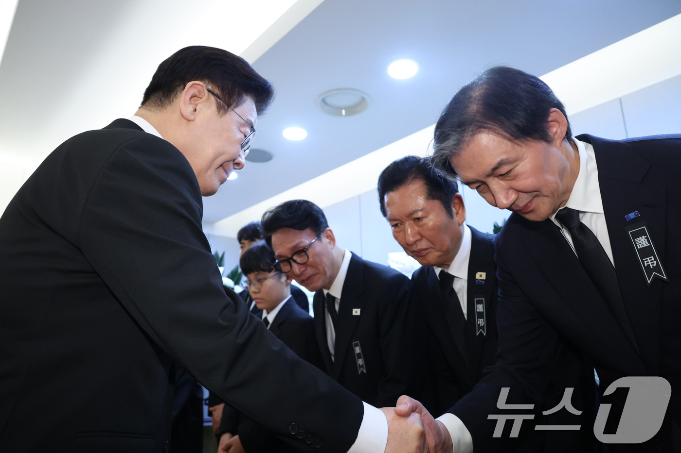 (서울=뉴스1) 이재명 기자 = 이재명 대통령이 27일 서울 종로구 서울대학교병원 장례식장에 마련된 故 이해찬 전 국무총리(민주평화통일자문회의 수석부의장)의 빈소에서 조문을 마친 …