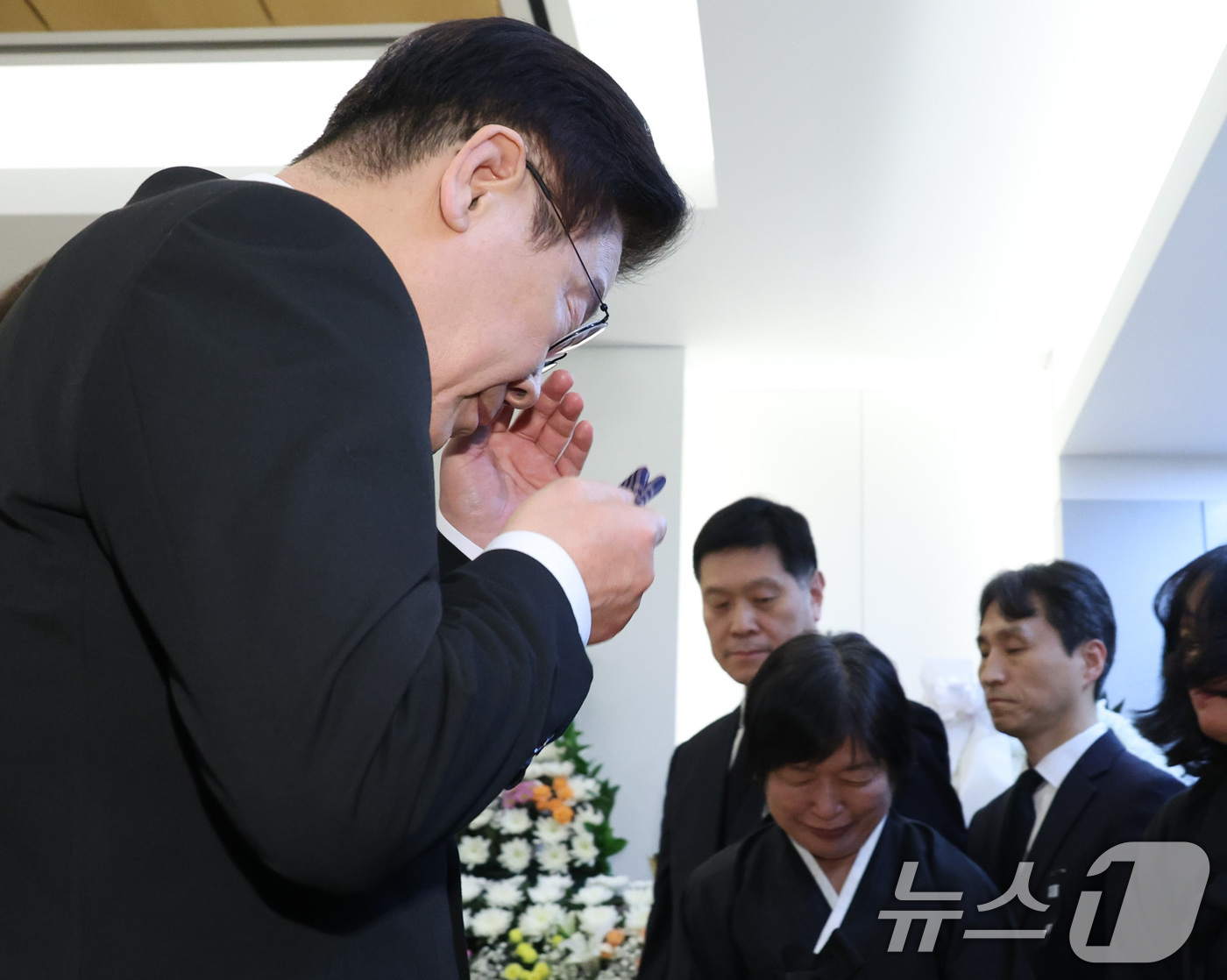 (서울=뉴스1) 이재명 기자 = 이재명 대통령이 27일 서울 종로구 서울대학교병원 장례식장에 마련된 故 이해찬 전 국무총리(민주평화통일자문회의 수석부의장)의 빈소에서 유가족을 위로 …