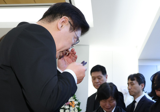 이해찬 전 총리 영정 보며 눈물 떨군 李대통령…국민훈장 무궁화장 추서(상보)