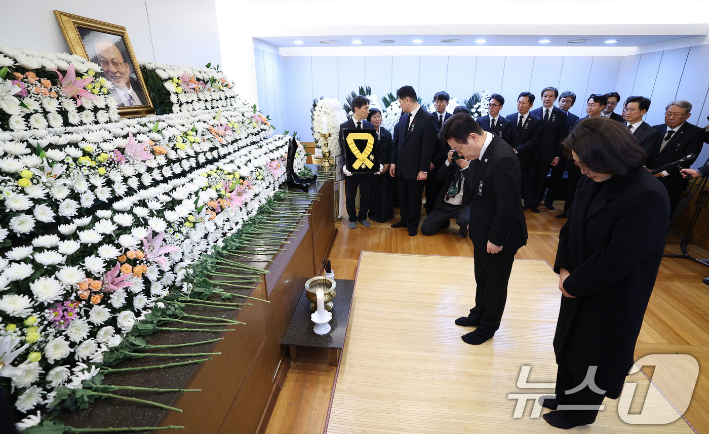 (서울=뉴스1) 이재명 기자 = 이재명 대통령과 김혜경 여사가 27일 서울 종로구 서울대학교병원 장례식장에 마련된 故 이해찬 전 국무총리(민주평화통일자문회의 수석부의장)의 빈소에서 …