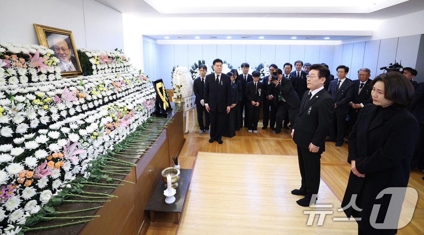 (서울=뉴스1) 이재명 기자 = 이재명 대통령과 김혜경 여사가 27일 서울 종로구 서울대학교병원 장례식장에 마련된 故 이해찬 전 국무총리(민주평화통일자문회의 수석부의장)의 빈소에서 …