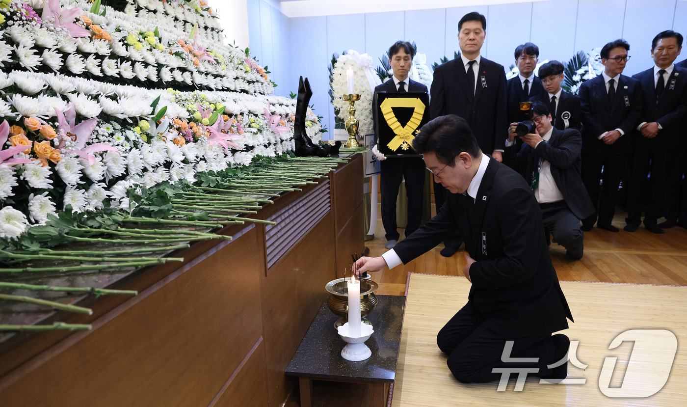 (서울=뉴스1) 이재명 기자 = 이재명 대통령이 27일 서울 종로구 서울대학교병원 장례식장에 마련된 故 이해찬 전 국무총리(민주평화통일자문회의 수석부의장)의 빈소에서 분향을 하고 …