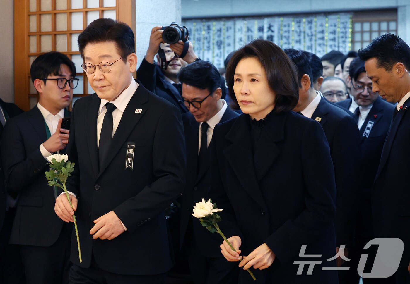 본문 이미지 - 이재명 대통령과 김혜경 여사가 27일 서울 종로구 서울대학교병원 장례식장에 마련된 故 이해찬 전 국무총리(민주평화통일자문회의 수석부의장)의 빈소에서 조문을 하고 있다. (청와대통신사진기자단) 2026.1.27/뉴스1 ⓒ News1 이재명 기자