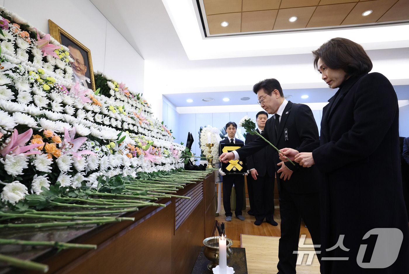 (서울=뉴스1) 이재명 기자 = 이재명 대통령과 김혜경 여사가 27일 서울 종로구 서울대학교병원 장례식장에 마련된 故 이해찬 전 국무총리(민주평화통일자문회의 수석부의장)의 빈소에서 …