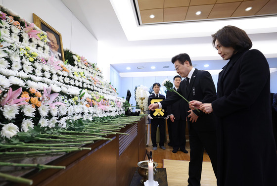 헌화하는 이재명 대통령·김혜경 여사