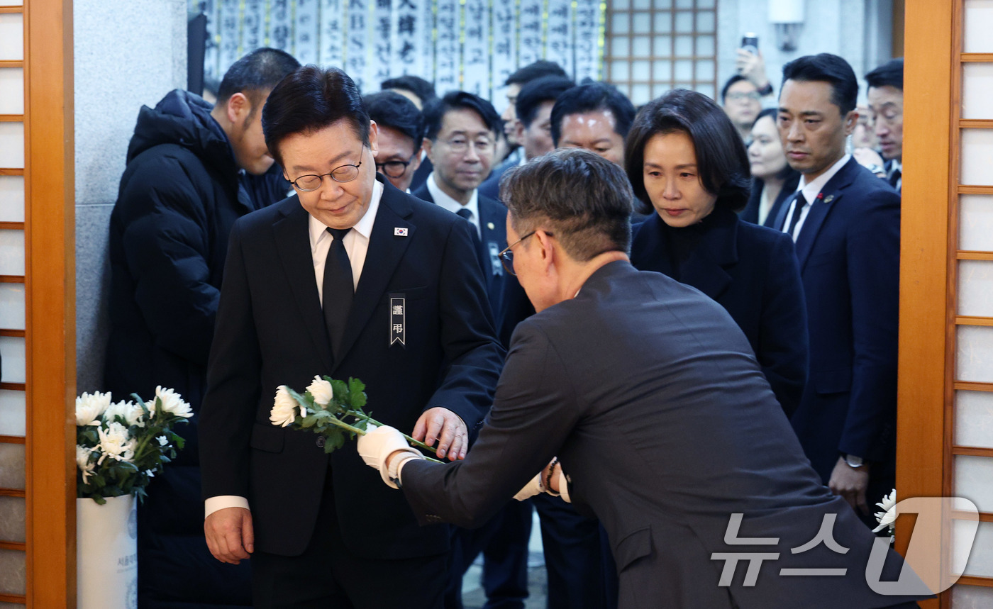 (서울=뉴스1) 이재명 기자 = 이재명 대통령과 김혜경 여사가 27일 서울 종로구 서울대학교병원 장례식장에 마련된 故 이해찬 전 국무총리(민주평화통일자문회의 수석부의장)의 빈소에서 …