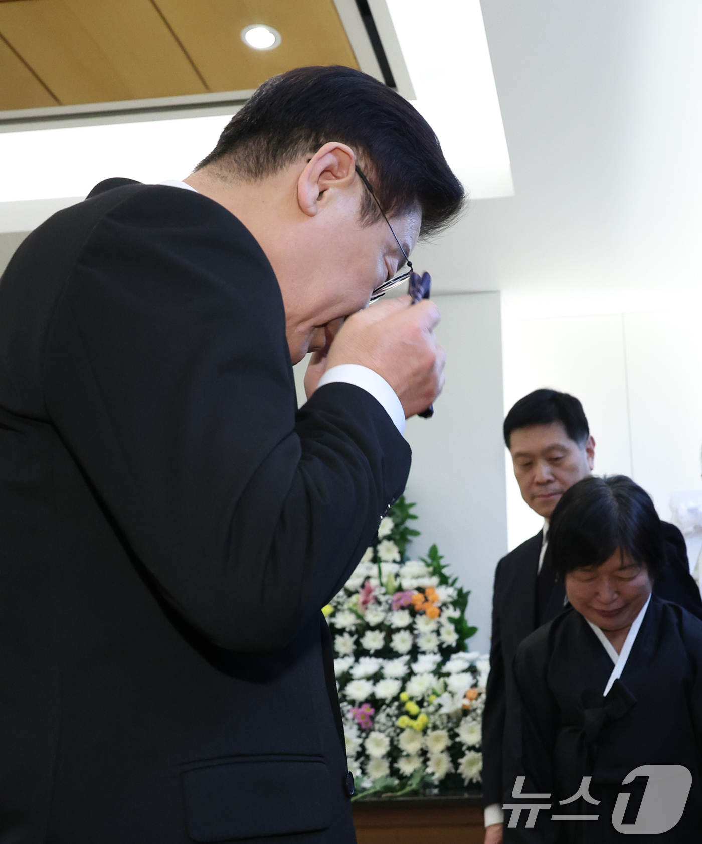 (서울=뉴스1) 이재명 기자 = 이재명 대통령이 27일 서울 종로구 서울대학교병원 장례식장에 마련된 故 이해찬 전 국무총리(민주평화통일자문회의 수석부의장)의 빈소에서 유가족을 위로 …