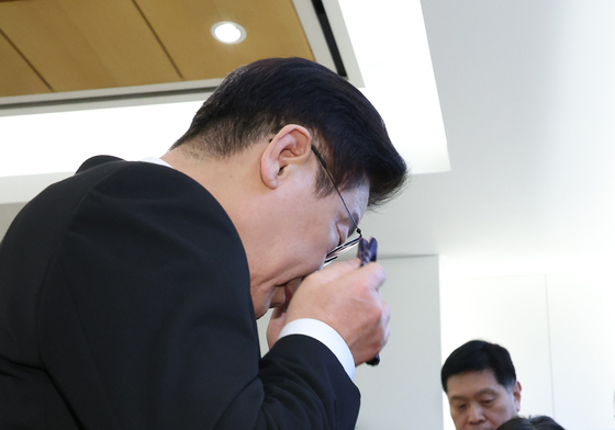 눈물 닦는 이재명 대통령