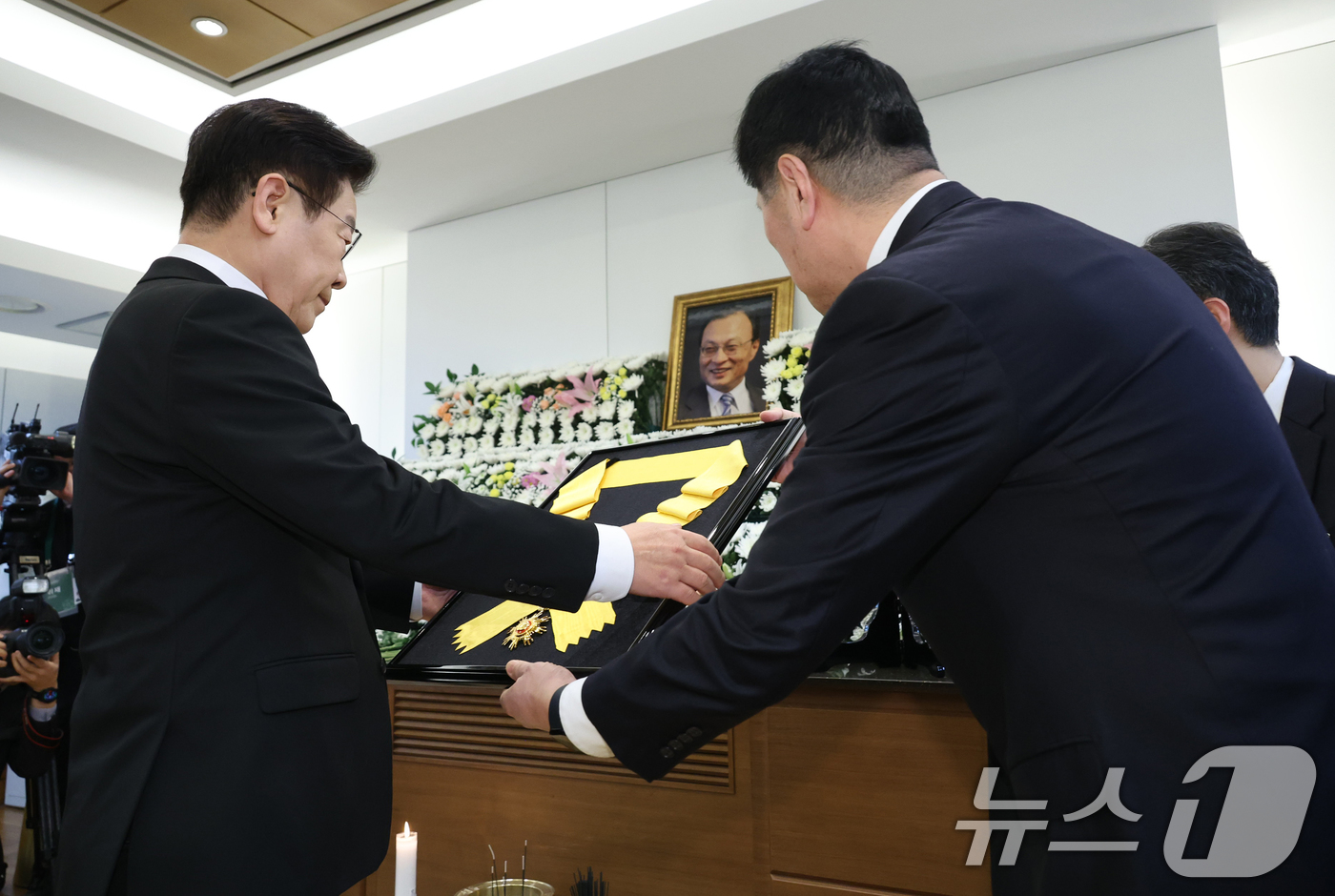 (서울=뉴스1) 이재명 기자 = 이재명 대통령이 27일 서울 종로구 서울대학교병원 장례식장에 마련된 故 이해찬 전 국무총리(민주평화통일자문회의 수석부의장)의 빈소에서 국민훈장 무궁 …