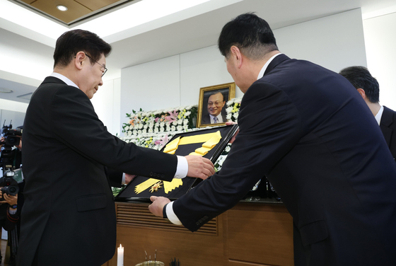 고 이해찬 전 총리에게 훈장 추서하는 이재명 대통령