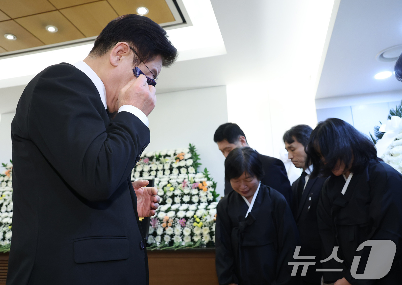 (서울=뉴스1) 이재명 기자 = 이재명 대통령이 27일 서울 종로구 서울대학교병원 장례식장에 마련된 故 이해찬 전 국무총리(민주평화통일자문회의 수석부의장)의 빈소에서 유가족을 위로 …