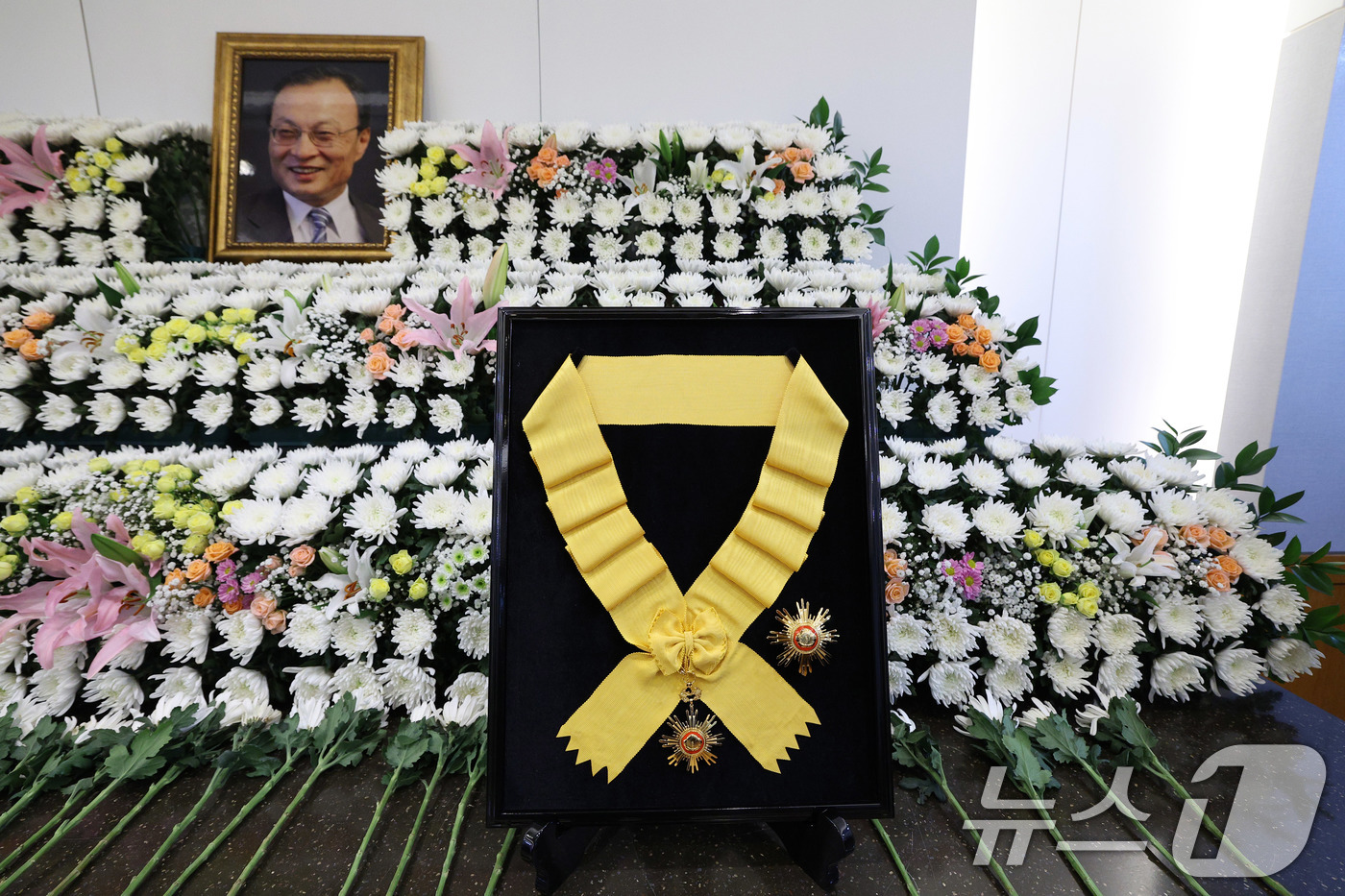 (서울=뉴스1) 이재명 기자 = 27일 서울 종로구 서울대학교병원 장례식장에 마련된 故 이해찬 전 국무총리(민주평화통일자문회의 수석부의장)의 빈소에 국민훈장 무궁화장이 놓여 있다. …