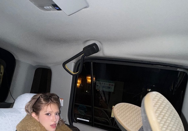 전소미, 日 택시서 '발 올린 사진' 논란…"비매너" 지적에 삭제