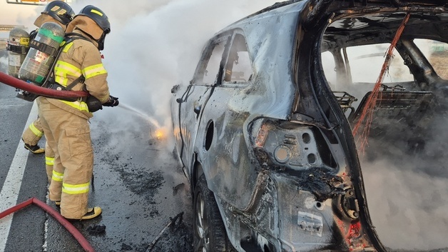 김제서 운행 중 SUV 화재…30분 만에 진화