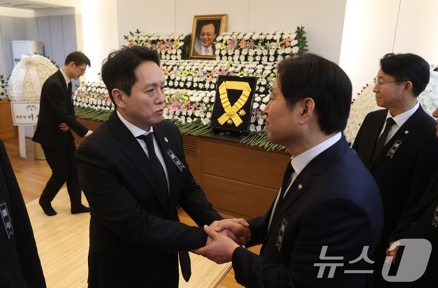 (서울=뉴스1) 사진공동취재단 = 임태훈 군인권센터 소장이 27일 오후 서울 종로구 서울대학교병원 장례식장에 마련된 고 이해찬 민주평화통일자문회의 수석부의장의 빈소를 찾아 조문하며 …