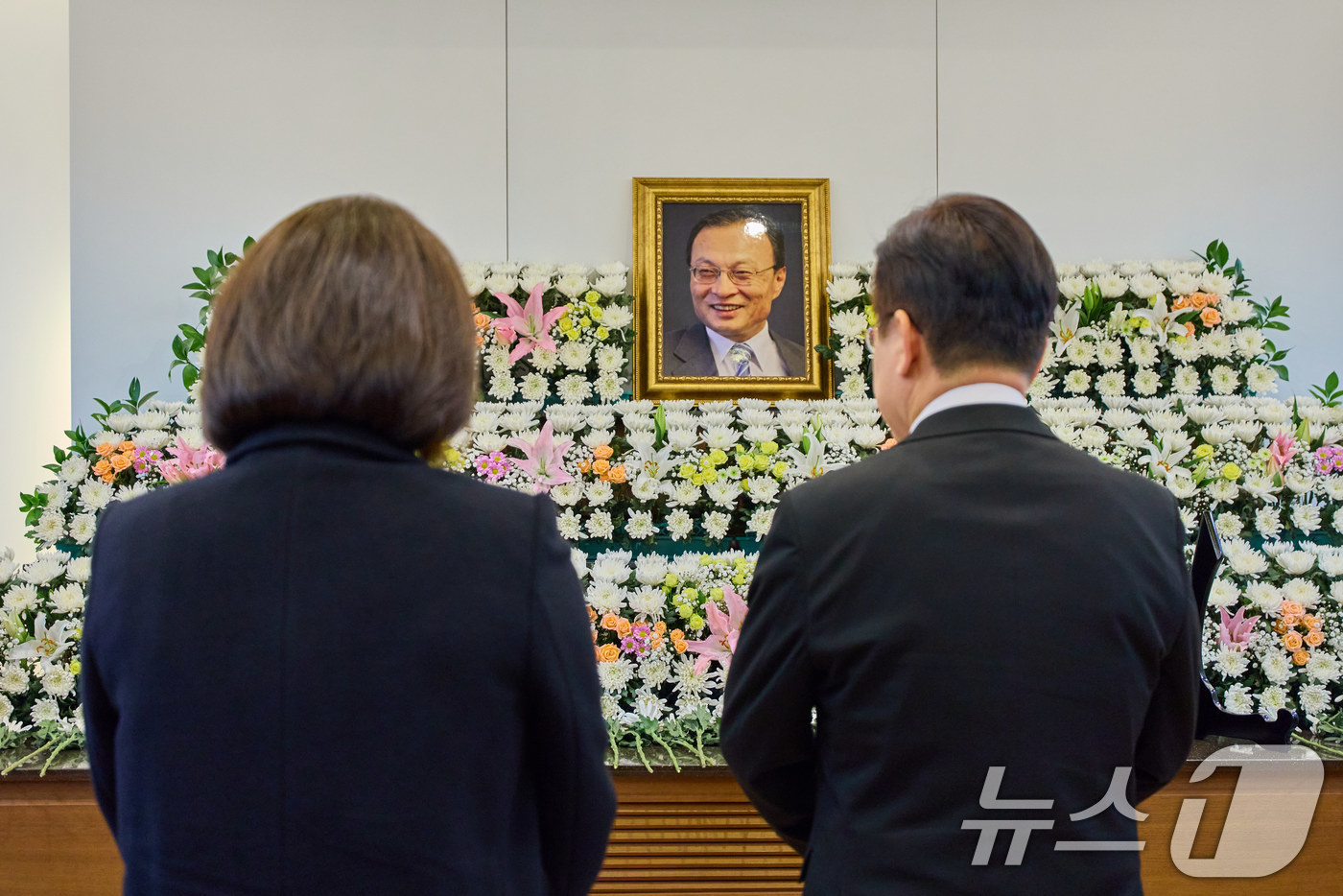 (서울=뉴스1) 이재명 기자 = 이재명 대통령과 김혜경 여사가 27일 서울 종로구 서울대학교병원 장례식장에 마련된 故 이해찬 전 국무총리(민주평화통일자문회의 수석부의장)의 빈소에서 …
