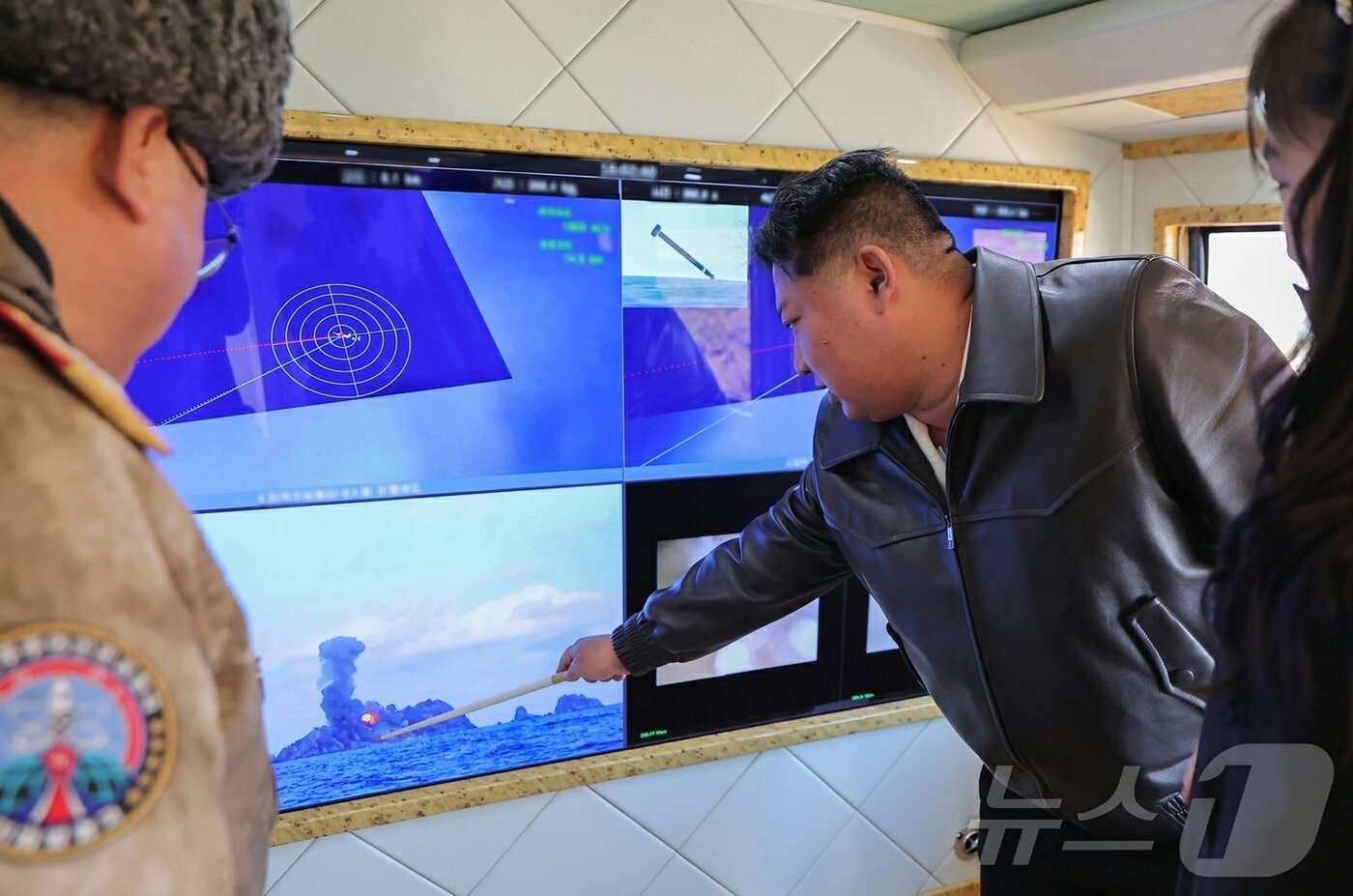 본문 이미지 - (평양 노동신문=뉴스1) = 북한 노동당 기관지 노동신문은 김정은 당 총비서가 전날인 27일 미사일총국이 진행한 '갱신형 대구경방사포 무기체계의 효력 검증을 위한 시험사격'을 딸 주애와 함께 참관했다고 28일 보도했다. [국내에서만 사용가능. 재배포 금지. DB 금지. For Use Only in the Republic of Korea. Redistribution Prohibited] rodongphoto@news1.kr