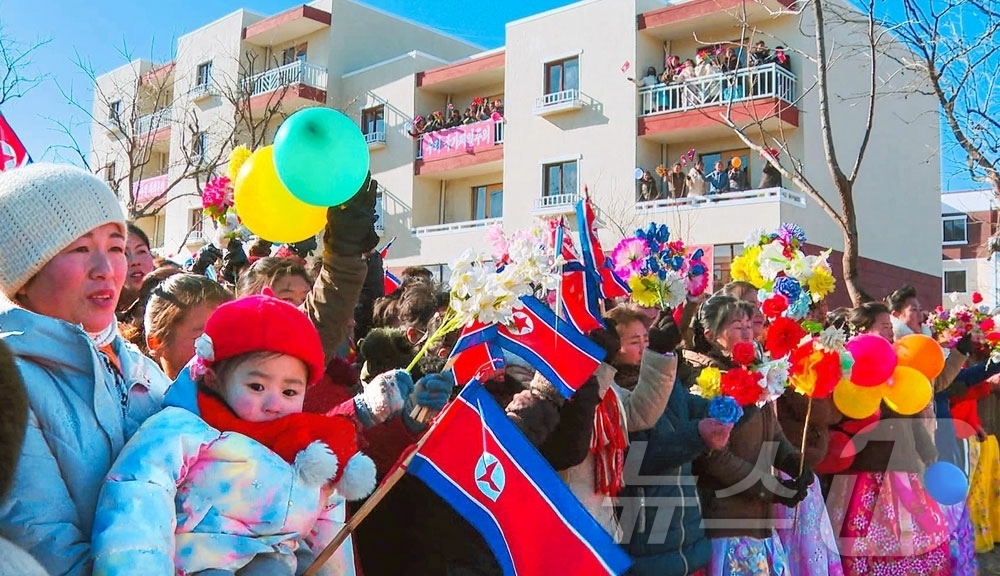 (평양 노동신문=뉴스1) = 북한 노동당 기관지 노동신문은 28일 창도군과 통천군에서 살림집(주택) 입사모임이 진행됐다고 보도했다. [국내에서만 사용가능. 재배포 금지. DB 금지 …